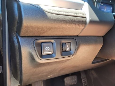 Used 2022 GMC Acadia SLE image 28