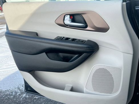 Used 2019 Chrysler Pacifica Touring-L image 31