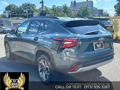 Used 2025 Chevrolet Trax LT FWD image 4