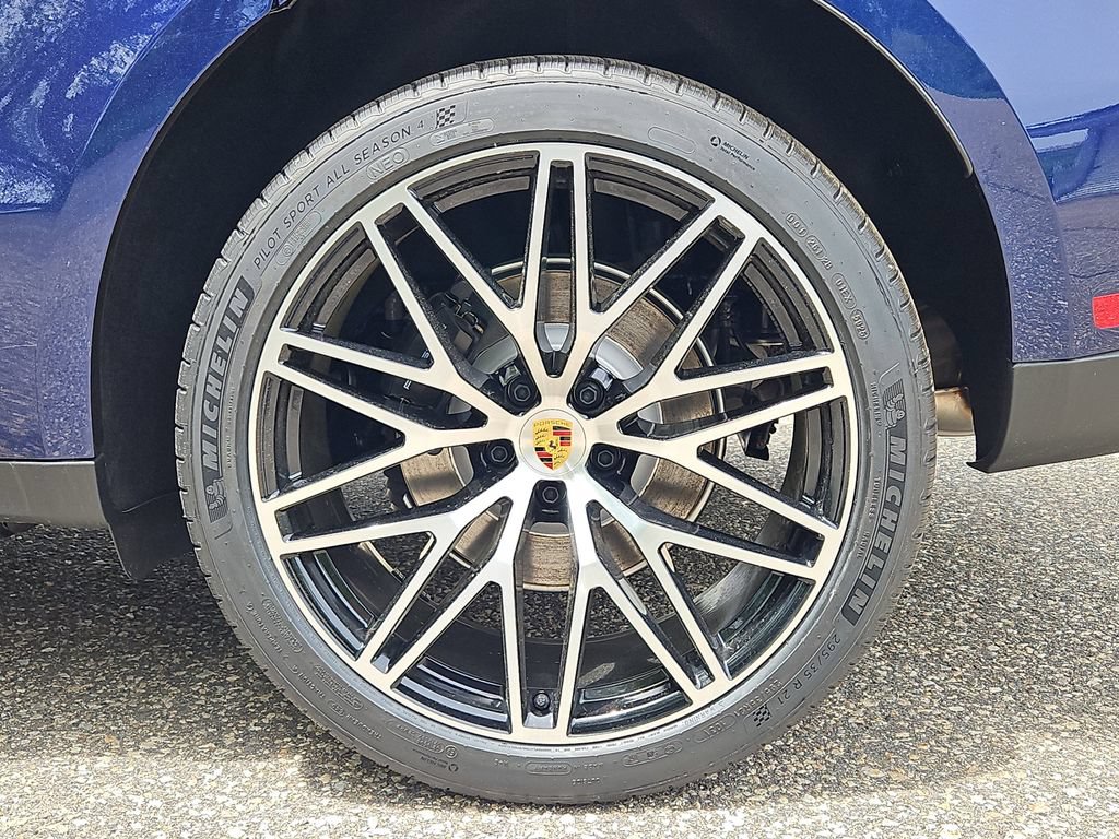 Certified 2026 Porsche Macan AWD/4WD image 8