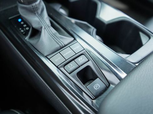 Used 2025 Toyota Camry SE w/ Convenience Package image 23