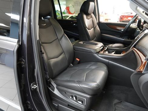 Used 2017 Cadillac Escalade ESV Luxury AWD/4WD image 29