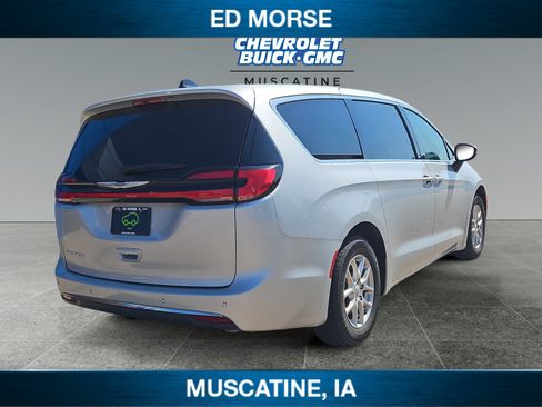 Used 2023 Chrysler Pacifica Touring-L FWD image 5