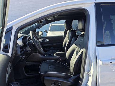 New 2026 Chrysler Pacifica Limited w/ S Appearance Package image 12