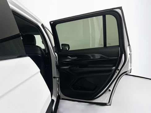 Used 2023 Jeep Grand Cherokee L Laredo image 30