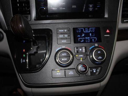 Used 2017 Toyota Sienna XLE w/ XLE Navigation Package FWD image 21