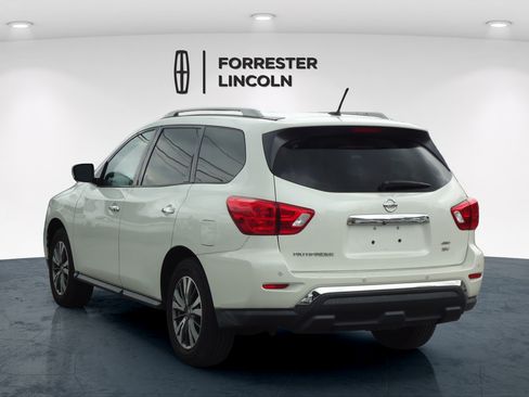 Used 2018 Nissan Pathfinder SV w/ SV All Weather Package AWD/4WD image 5