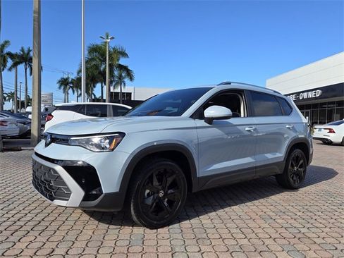 Used 2025 Volkswagen Taos SE w/ Panoramic Sunroof Package image 3