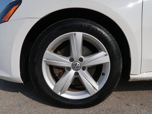 Used 2013 Volkswagen Passat TDI SE FWD image 38