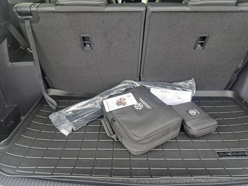 Used 2025 Volkswagen Atlas SE image 24