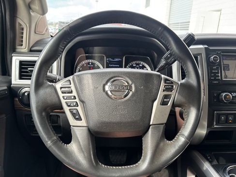 Used 2018 Nissan Titan SL image 18