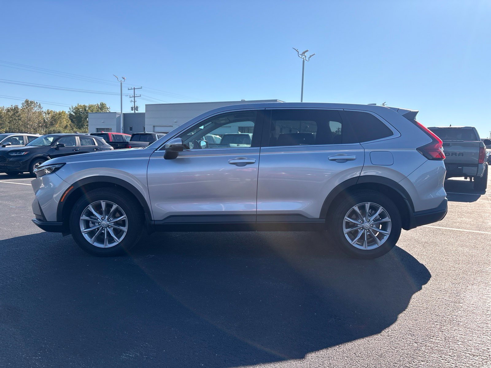 Used 2025 Honda CR-V EX image 3