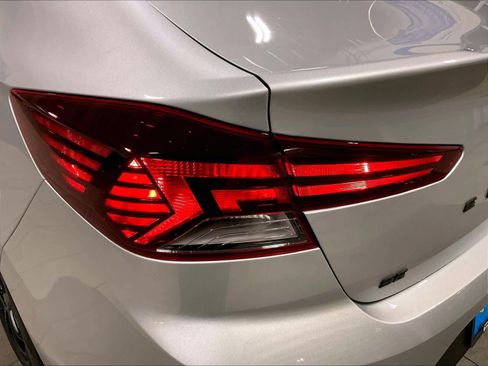 Used 2019 Hyundai Elantra SE w/ Cargo Package image 30