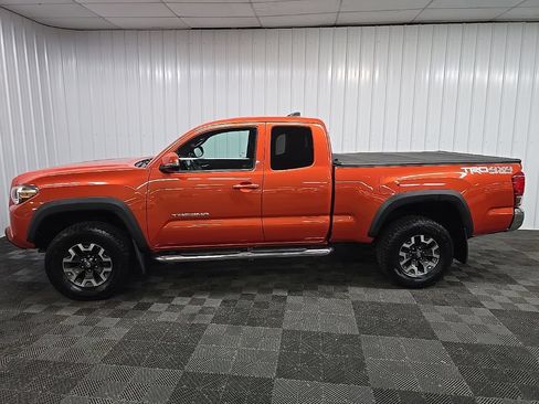 Used 2017 Toyota Tacoma TRD Off-Road w/ Tow Package AWD/4WD image 5