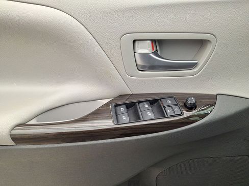 Certified 2020 Toyota Sienna XLE image 10