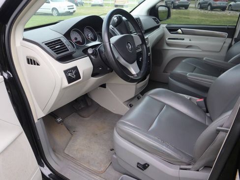 Used 2010 Volkswagen Routan SE FWD image 23