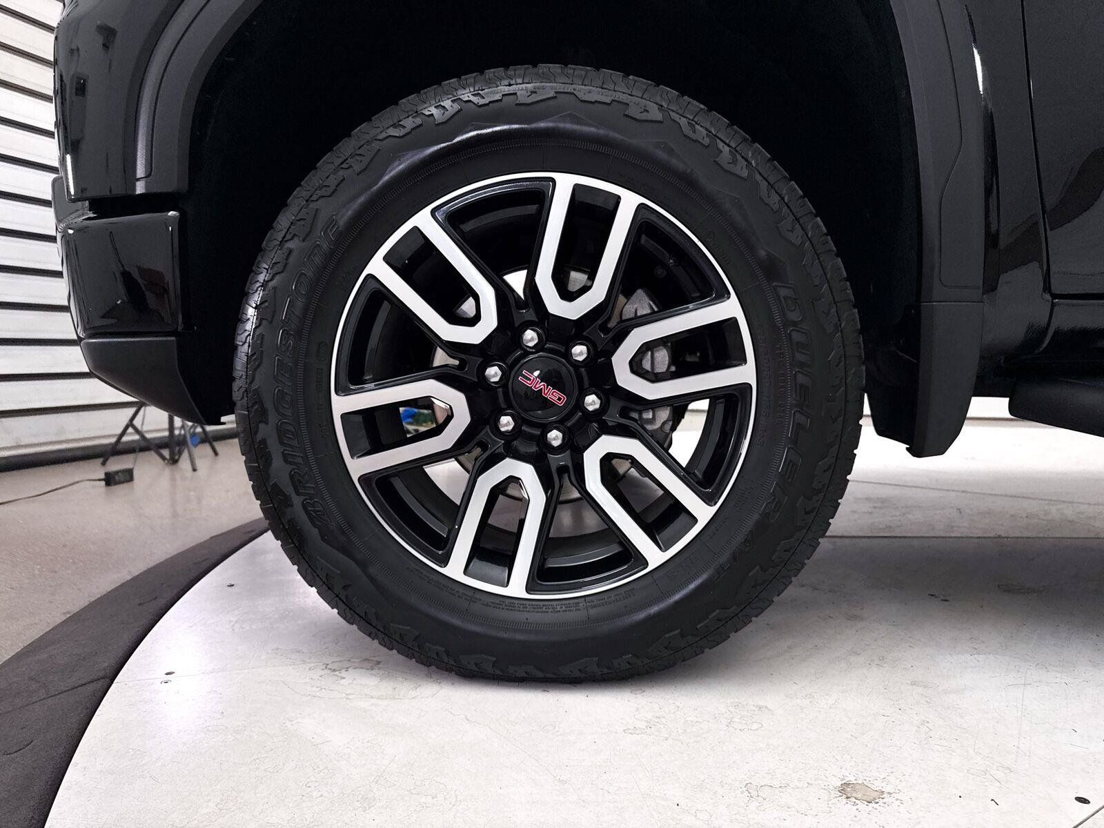 Used 2025 GMC Sierra 1500 AT4 w/ Technology Package AWD/4WD image 17