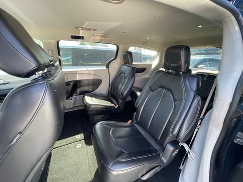 Used 2023 Chrysler Pacifica Touring-L FWD image 4