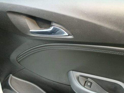 Used 2018 Chevrolet Cruze Premier FWD image 12