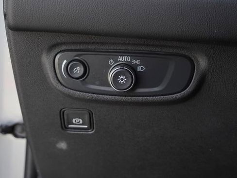 Used 2024 GMC Terrain SLE image 21