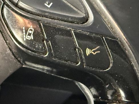 Used 2019 Toyota C-HR XLE FWD image 29