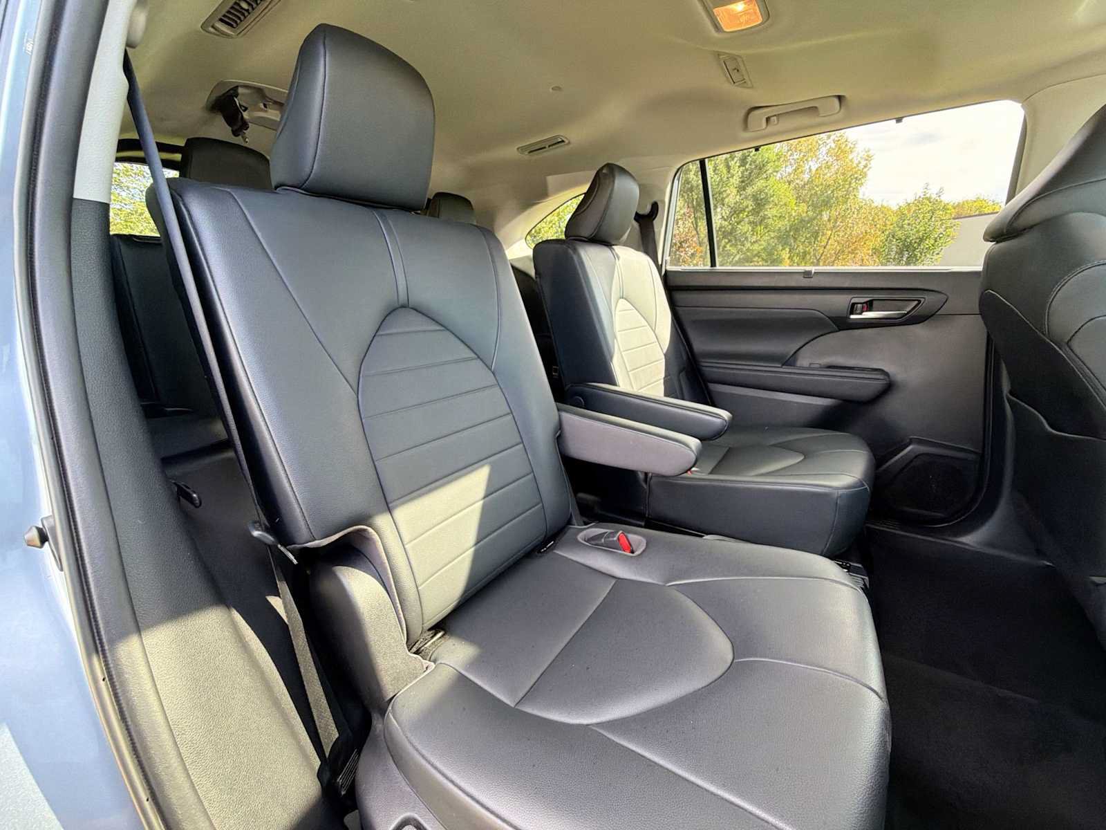 Used 2020 Toyota Highlander XLE AWD/4WD image 18