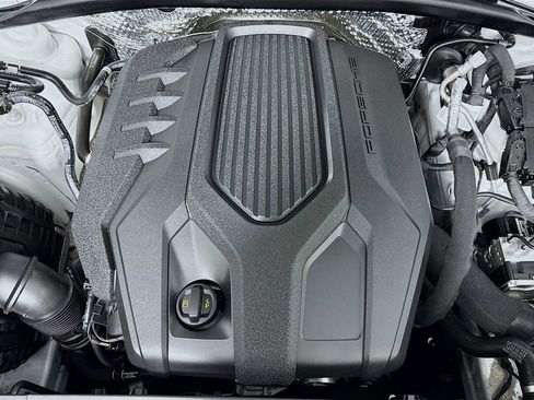 Certified 2025 Porsche Macan T image 32