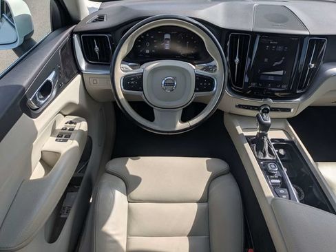 Used 2019 Volvo XC60 T5 Momentum w/ Multimedia Package AWD/4WD image 17