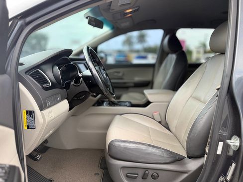 Used 2017 Kia Sedona LX w/ LX Essentials Premium Package FWD image 15