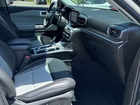Used 2022 Ford Explorer XLT w/ Equipment Group 202A AWD/4WD image 17