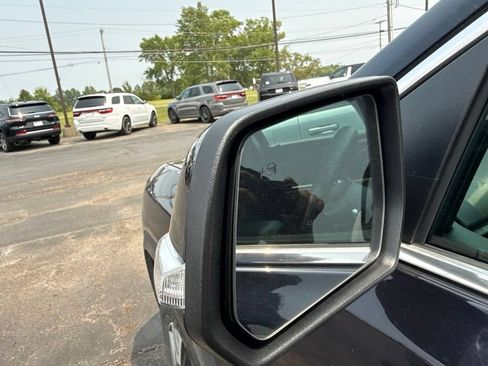 Used 2022 GMC Acadia SLE w/ Driver Convenience Package FWD image 12