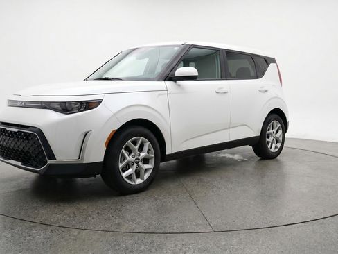 Used 2025 Kia Soul LX w/ LX Technology Package FWD image 3