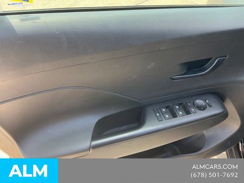Used 2025 Hyundai Kona SEL FWD image 11