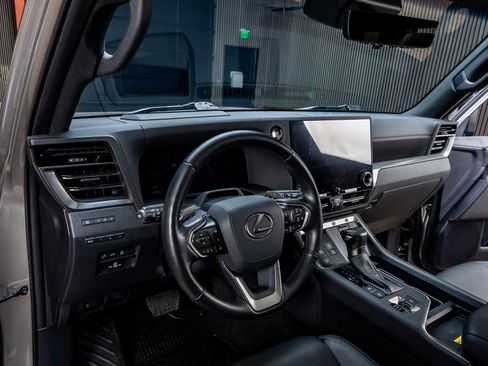 Used 2024 Lexus GX 550 w/ Accessory Package (Z1) AWD/4WD image 16