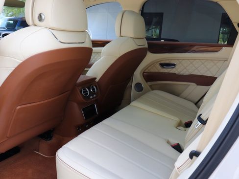 Used 2021 Bentley Bentayga AWD/4WD image 16