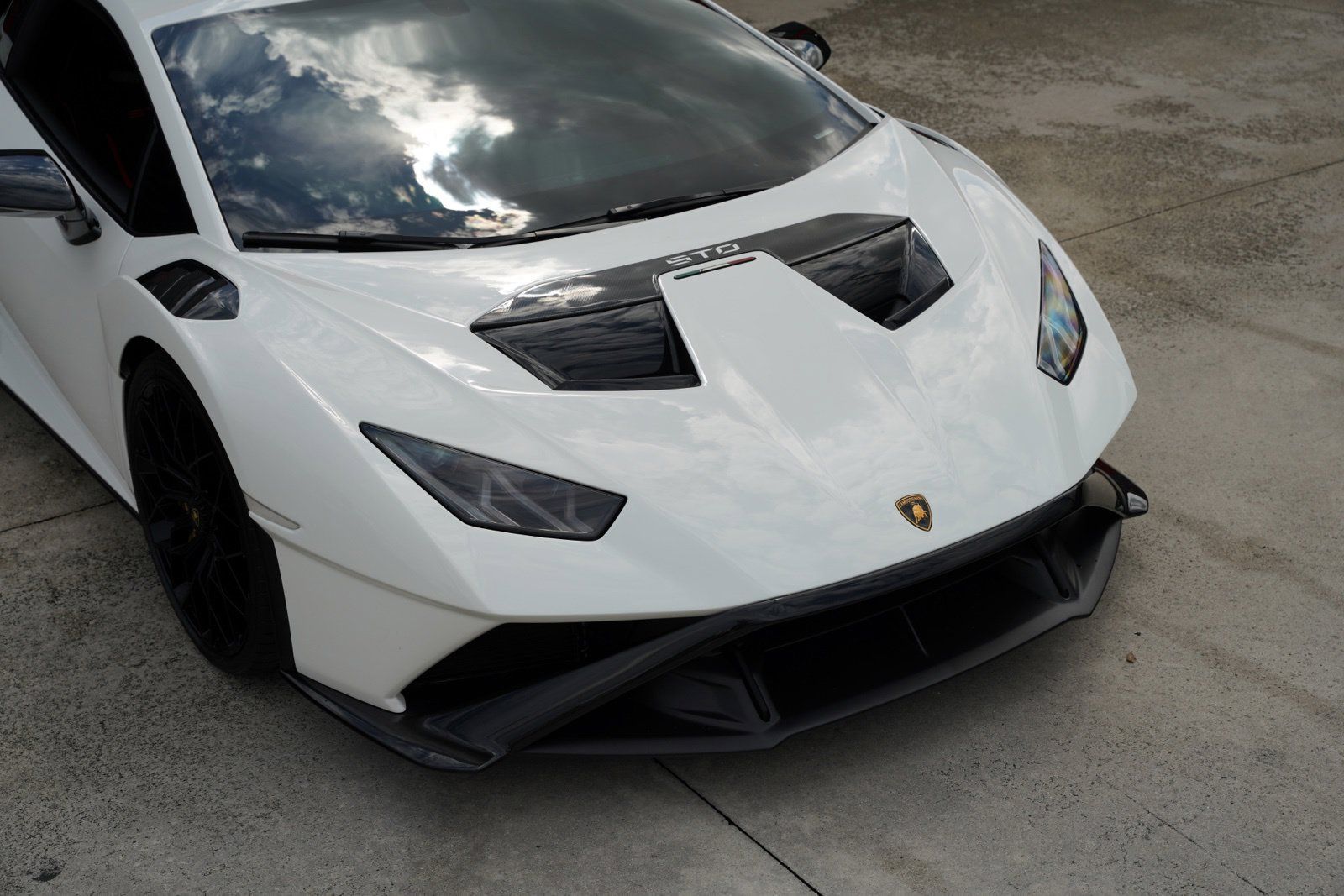 Used 2023 Lamborghini Huracan STO RWD image 7
