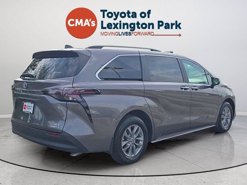 Used 2024 Toyota Sienna XLE FWD image 5