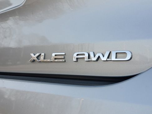 Certified 2023 Toyota Highlander XLE image 7