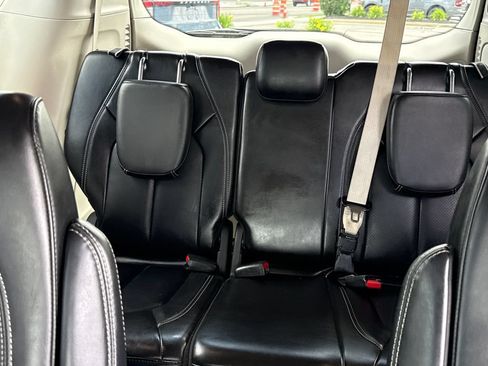 Used 2023 Chrysler Pacifica Touring-L FWD image 24