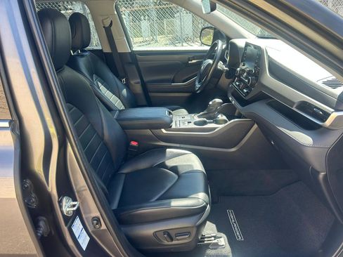 Used 2022 Toyota Highlander XLE AWD/4WD image 17