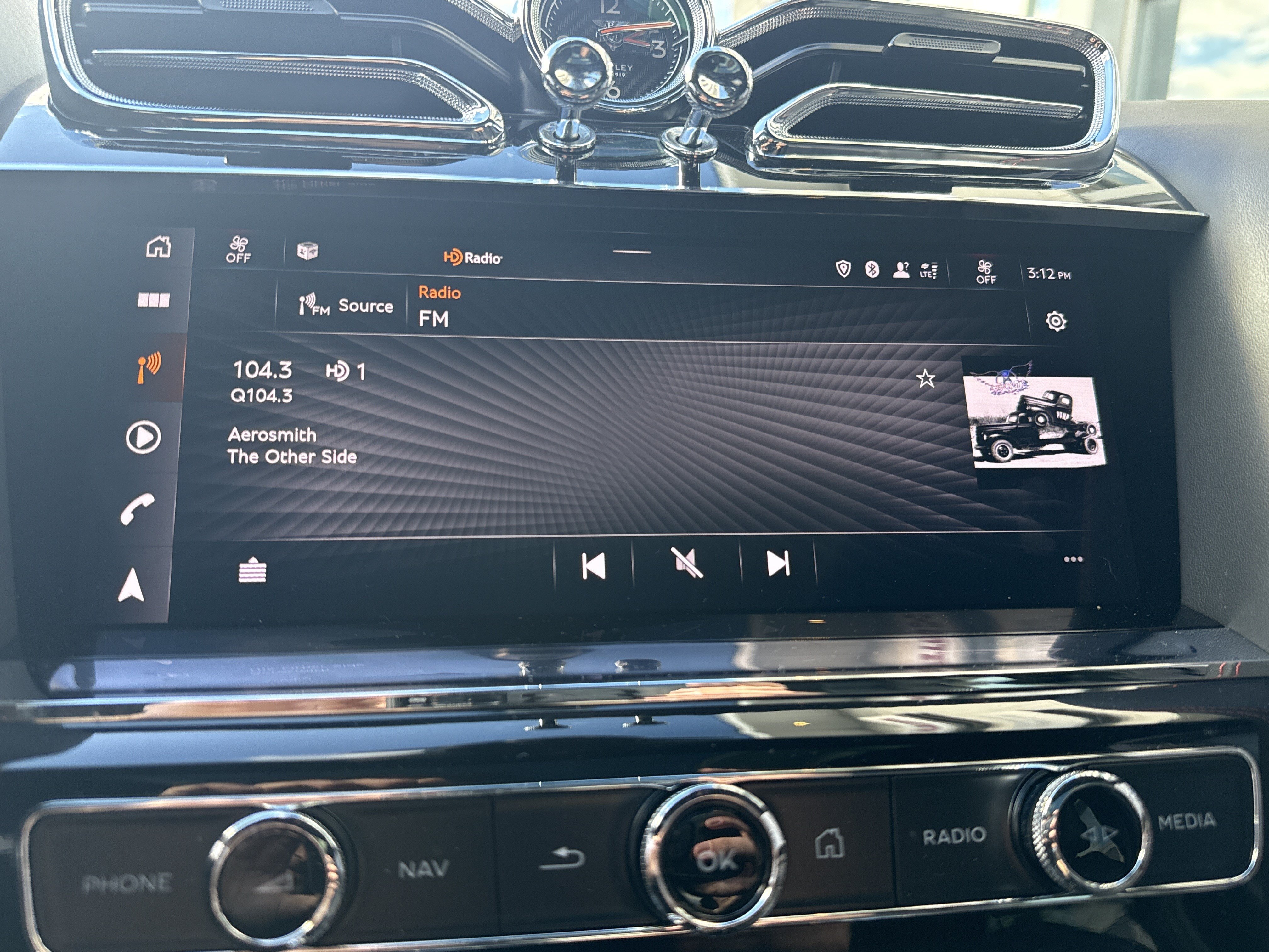 Used 2022 Bentley Bentayga AWD/4WD image 25