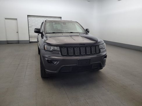 Used 2018 Jeep Grand Cherokee Altitude AWD/4WD image 14