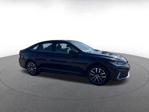 Used 2025 Volkswagen Jetta SE image 2