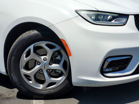 Used 2023 Chrysler Pacifica Limited FWD image 5