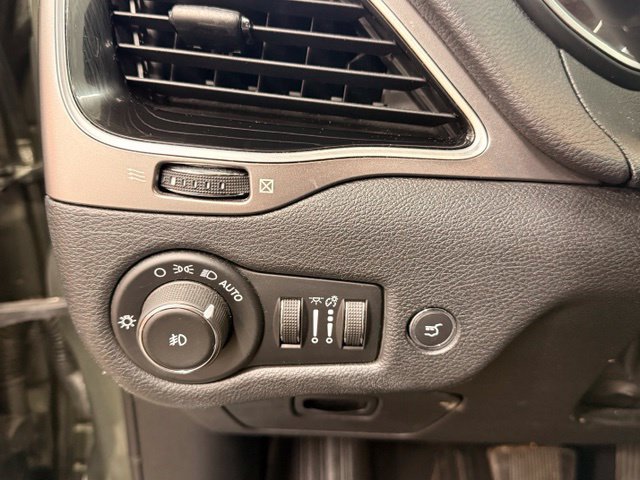 Used 2020 Jeep Cherokee Limited AWD/4WD image 16