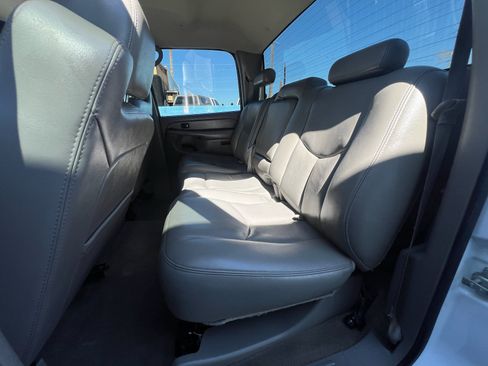 Used 2005 Chevrolet Silverado 2500 LT w/ Heavy-Duty Power Package RWD image 20