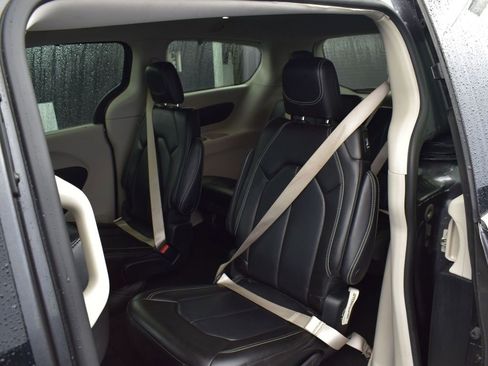 Used 2023 Chrysler Pacifica Touring-L image 10