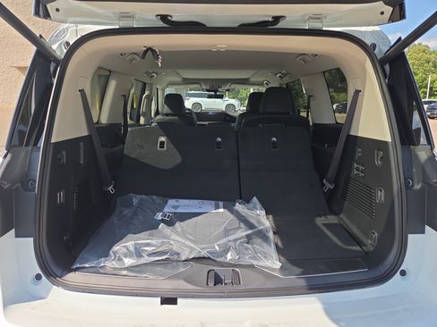 New 2026 INFINITI QX80 Luxe RWD image 8