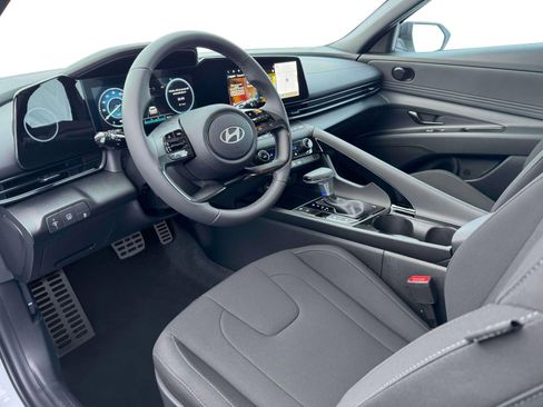 New 2025 Hyundai Elantra SEL image 17