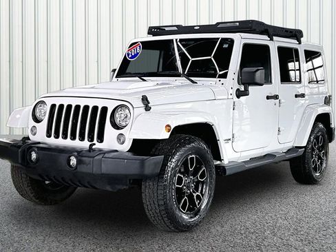 Used 2018 Jeep Wrangler Unlimited Sahara AWD/4WD image 3